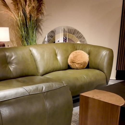 Cornell in forest green. Upholstered in Cat 25 leather, this sofa group brings a rich touch of colour...